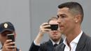 Bintang baru Juventus, Cristiano Ronaldo, saat tiba untuk menjalani tes kesehatan di area Stadion Allianz, Turin, Senin (17/7/2018). CR 7 hijrah dari Real Madrid ke Juventus. (AFP/Isabella Bonotto)