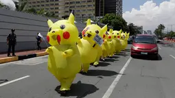 Aktivis lingkungan mengenakan kostum Pikachu berjalan menuju kedutaan besar Jepang di Manila, Filipina, Selasa (25/6/2019). Para aktivis memprotes Jepang untuk menghentikan pembiayaan batu bara saat mereka bersiap untuk menjadi tuan rumah KTT G20. (AF Photo/Aaron Favila)