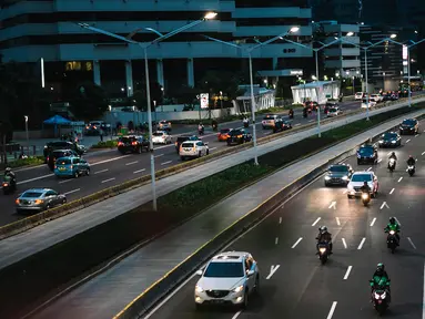 Kondisi lalu lintas di Jalan Jenderal Sudirman, Jakarta, Selasa (29/12/2020). Sejumlah jalan protokol di Jakarta akan ditutup untuk kendaraan dan orang pada malam Tahun Baru 31 Desember 2020. (Liputan6.com/Faizal Fanani)