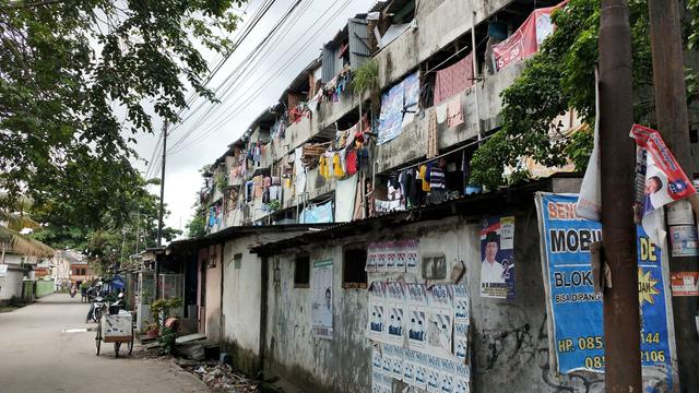 Kumuhnya Rumah Susun Palembang di Tengah Tumpukan Sampah