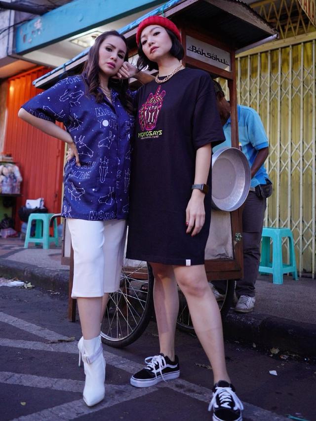 6 Gaya Momo Geisha saat Beli Bakso di Pasar Baru Malang, Curi Perhatian