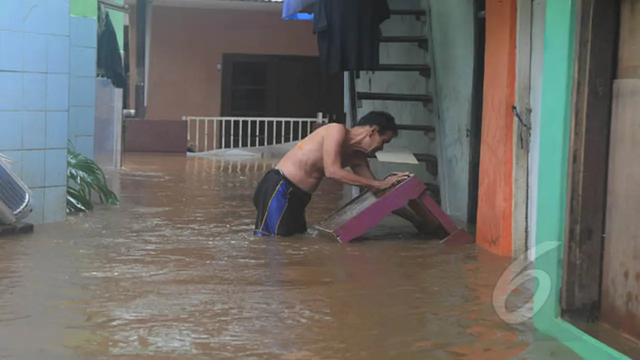 Meski Kebanjiran, Warga Kampung Pulo Tetap Beraktivitas