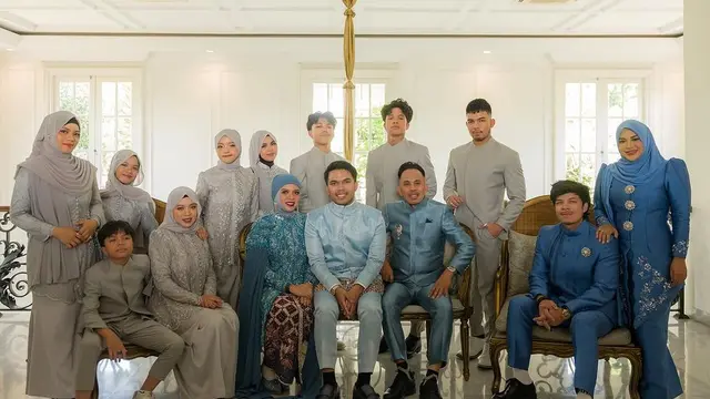 6 Potret Tampilan Keluarga Besar di Acara Lamaran Thariq Halilintar dan Aaliyah Massaid, Aurel Hermansyah Berkebaya Biru hingga Kris Dayanti