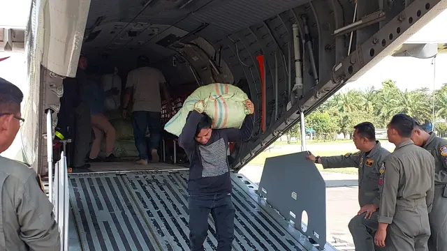 Cabai hasil panen petani di Kabupaten Bener Meriah, Aceh diangkut menggunakan pesawat Airbus CN-295M milik Tentara Nasional Indonesia Angkatan Udara (TNI AU). (Foto: Bapanas)