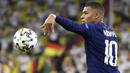 Prancis mencetak gol pada menit ke-66 lewat tembakan melengkung indah yang dilepaskan Mbappe. Namun wasit menganulir gol tersebut karena pemberi umpan, Paul Pogba, sudah terjebak dalam posisi offside.  (Foto: AP/Pool/Franck Fife)
