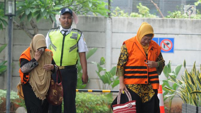Tersangka Anggota DPRD Kota Malang Asia Iriani (kanan) dan Een Ambarsari (kiri) tiba di Gedung KPK, Jakarta, Rabu (21/11). Asia dan Een diperiksa sebagai tersangka. (Merdeka.com/Dwi Narwoko)