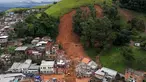 Foto udara menunjukkan tim penyelamat mencari korban di tengah reruntuhan setelah tanah longsor akibat hujan lebat di lingkungan Barrio Parque Jardim Burnier, Juiz de Fora, Negara Bagian Minas Gerais, Brasil, pada 24 Februari 2026. (Pablo PORCIUNCULA/AFP)