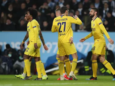 Selebrasi pemain Chelsea usai Olivier Giroud mencetak gol pada leg 1, 32 besar Liga Europa yang berlangsung di stadion Swedbank, Malmo, Jumat (15/2). Chelsea menang 2-1 atas Malmo FF (AFP/Andreas Hillergen)