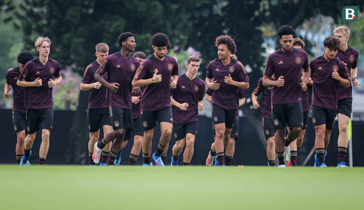 Eric Da Silva Moreira (tengah) dan sejumlah pemain Timnas Jerman U-17 melakukan pemanasan saat latihan resmi menjelang laga perempat final Piala Dunia U-17 2023 melawan Timnas Spanyol U-17 yang berlangsung di Stadion Madya, Senayan, Jakarta, Kamis (23/11/2023). (Bola.com/Bagaskara Lazuardi)
