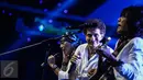 Vokalis God Bless, Ahmad Albar bersama Gitaris Ian Antono saat membawakan lagu di album ketujuh 36 medio 2009 di Studio 5 INDOSIAR, Jakarta Barat, Sabtu (17/12/2016). (Liputan6.com/Faizal Fanani)