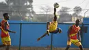 Aksi akrobatik pemain tim nasional Kongo dalam sesi latihan pada 17 Januari 2017 di Oyem selama Piala Afrika 2017 yang berlangsung di Gabon. (AFP PHOTO / ISSOUF Sanogo)