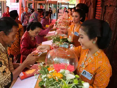 Sejumlah tamu undangan mengisi daftar tamu saat resepsi pernikahan Gibran Rakabuming putra sulung Presiden Joko Widodo dan Selvi Ananda di Gedung Graha Saba Buana, Solo, Jawa Tengah, Kamis (11/6/2015). (Liputan6.com/Faizal Fanani)