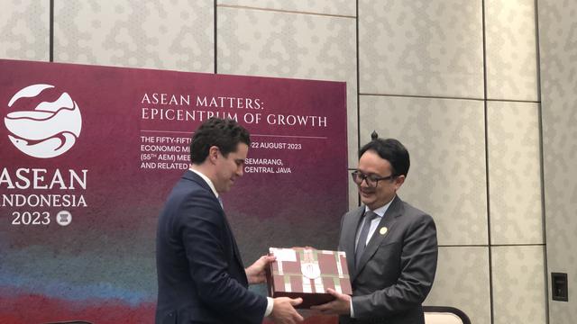 Wakil Menteri Perdagangan (Wamendag) Jerry Sambuaga bertemu dengan Asisten Menteri Urusan Luar Negeri Australia Tim Watts di sela Pertemuan Menteri Ekonomi ASEAN (AEM) ke-55, di Semarang, Jawa Tengah. (Dok Kemendag)