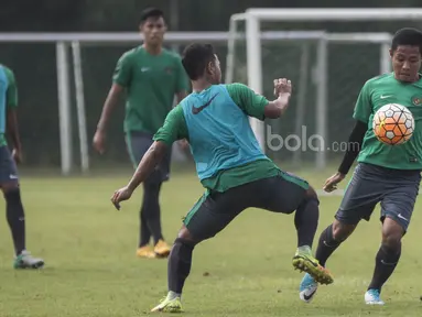 Pemain Timnas Indonesia U-22, Evan Dimas, berusaha melewati rekannya Gian Zola saat latihan di Lapangan SPH Karawaci, Tangerang, Minggu (7/5/2017). (Bola.com/Vitalis Yogi Trisna)