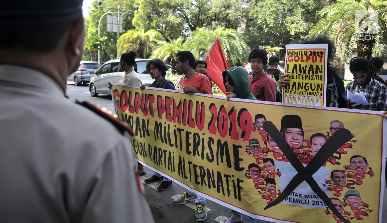 Massa yang tergabung dalam Pusat Perjuangan Mahasiswa untuk Pembebasan Nasional (PEMBEBASAN) menggelar aksi di depan Kantor KPU Pusat, Jakarta, Minggu (17/2). Dalam aksinya massa menyatakan sikap Golput dalam Pemilu 2019. (merdeka.com/Iqbal S Nugroho)