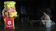 Intensitas curah hujan yang tinggi sejak Minggu (8/2) membuat Sungai Pesanggrahan meluap. Pedagang memindahkan barang dagangannya karena sebagian besar pertokoan dilanda banjir, Pasar Cipulir, Jakarta, Selasa (10/2/2015). (Liputan6.com/Andrian M Tunay)