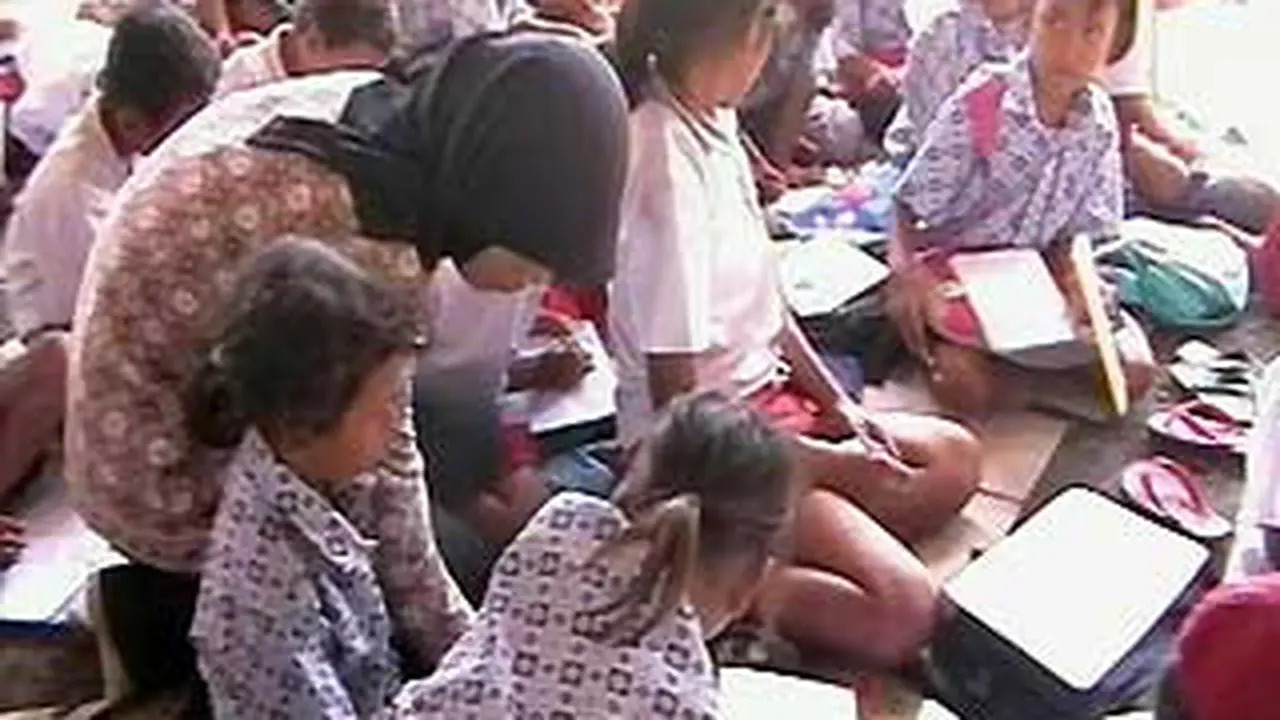 090801asekolah_rusak1.jpg