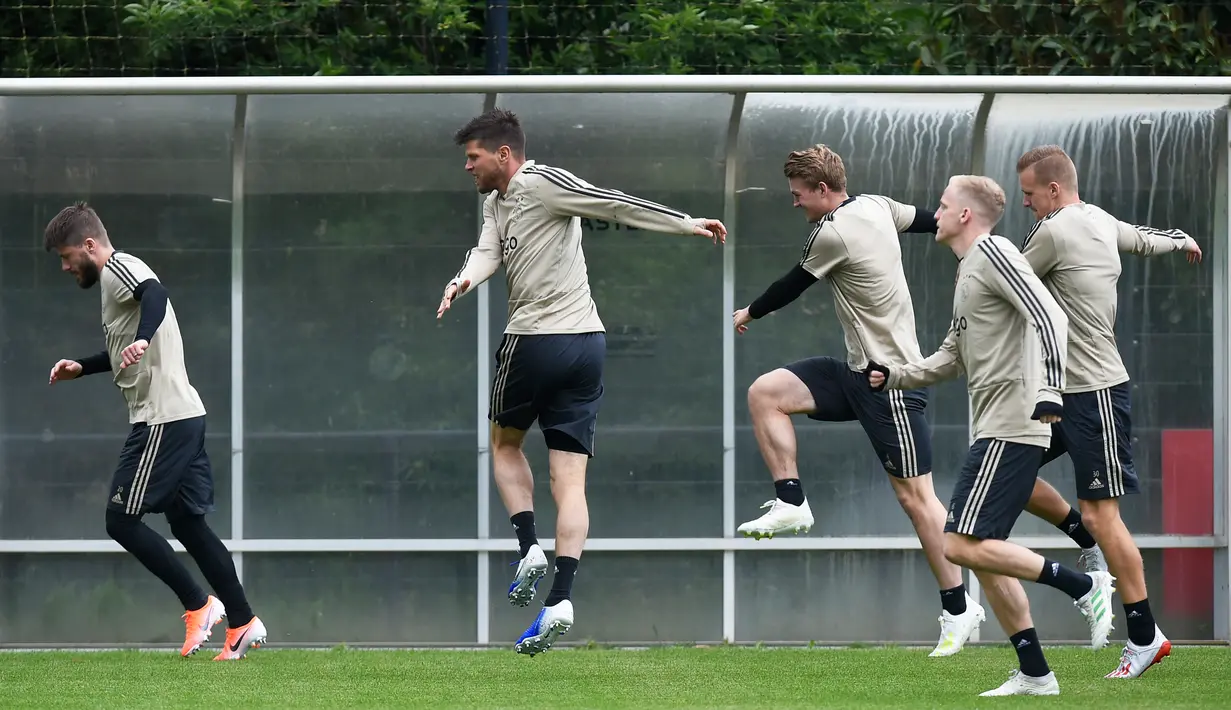 Para pemain Ajax Amsterdam berlatih jelang menghadapi Tottenham Hotspur pada leg kedua Liga Champions di Amsterdam, Belanda, Selasa (7/5/2019). Setelah menang 1-0 pada leg pertama, para pemain Ajax terlihat hanya melakukan latihan santai. (JOHN THYS/AFP)