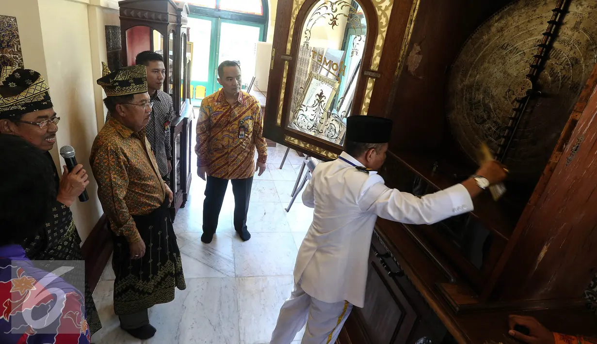 Wakil Presiden Jusuf Kalla melihat Komet yang hanya ada 2 didunia di Istana Siak Sri Indrapura, Riau, Jumat (22/7). Puncak Hari Lingkungan Hidup Sedunia Tingkat Nasional 2016 ini mengangkat tema "Go Wild for Life". (Liputan6.com/Faizal Fanani)