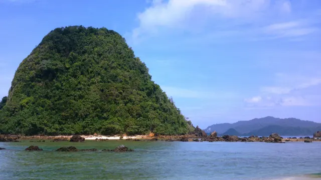 Pantai Pulau Merah