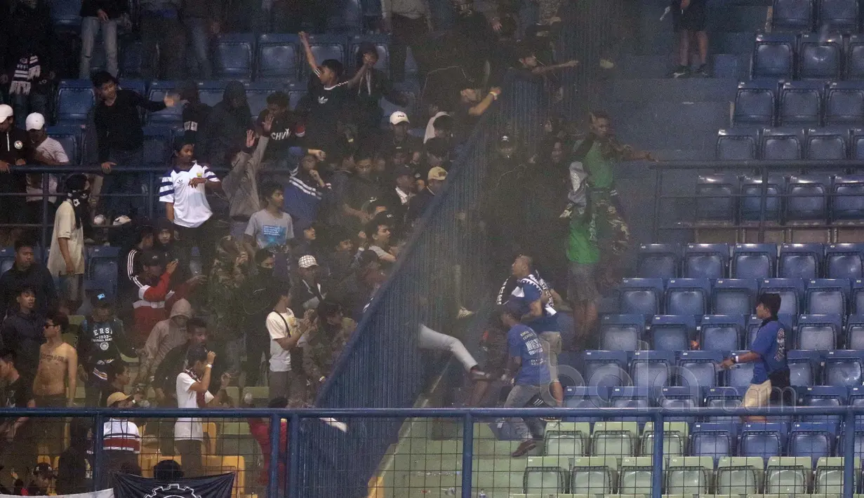 Bentrok pun terjadi antara Bobotoh dan kelompok pembuat onar tersebut usai laga Persib Bandung melawan Persipura Jayapura pada laga Liga 1 2017 di Stadion GBLA, Minggu (7/5/2017). Persib Bandung menang 1-0. (Bola.com/Nicklas Hanoatubun)
