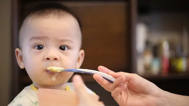 bayi makan