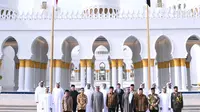 Presiden RI Jokowi dan Presiden UEA Mohammed bin Zayed Al Nahyan (MBZ) bersama sejumlah pejabat dari kedua negara berpose di halaman Masjid Raya Sheikh Zayed di Solo, Jawa Tengah. Masjid yang baru diresmikan ini merupakan hadiah dari MBZ untuk Jokowi. (Foto: Biro Pers Sekretariat Presiden)