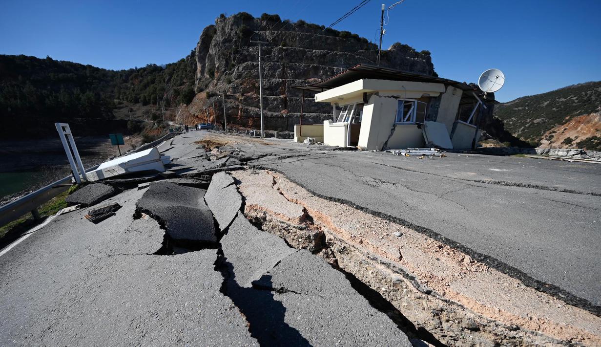 Kondisi jalan raya di distrik Pazarcik, kota Kahramanmaras, Turki pada Kamis 16 Februari 2023 setelah terjadinya gempa berkekuatan 7,8 magnitudo menghantam beberapa wilayah di Turki dan Suriah pada 6 Februari lalu. (OZAN KOSE/AFP)