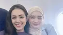 Lady Nayoan dan Inara Rusli tampil cukup bermakeup saat berada di dalam pesawat. Dengan gaya pakaian kasualnya. [@ladynayoan]