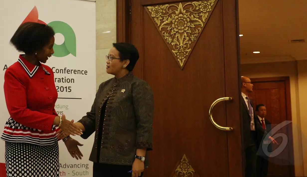 Menteri Luar Negeri Retno Marsudi (kanan) menerima Menlu Afrika Selatan Maite Nkoana-Mashabane disela acara Konferensi Tingkat Tinggi (KTT) Asia-Afrika di Jakarta Covention Center, Minggu (19/4/2015). (Liputan6.com/Herman Zakharia)