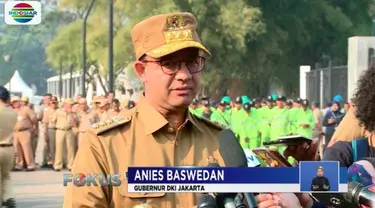 Senin (30/7) pagi, Anies Baswedan tinjau lokasi pembongkaran jembatan penyeberangan orang di Bundaran HI.