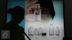 Petugas sedang membersihkan area pameran dengan latar belakang iklan dari produk alat kesehatan dalam pameran niaga bahan baku farmasi dan pangan fungsional terkemuka se-Asia Tenggara di JIEXPO, Jakarta, Rabu (22/3). (Liputan6.com/Angga Yuniar)