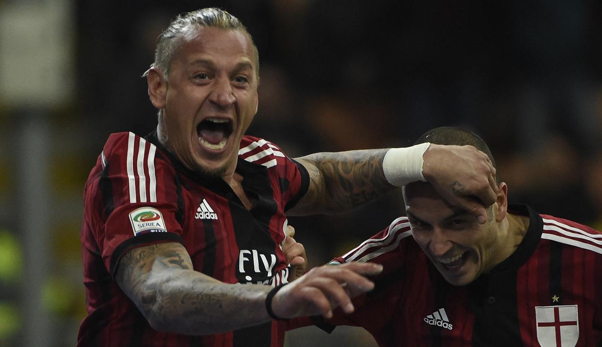 Philippe Mexes. Bek tengah Prancis berusia 40 tahun ini memutuskan bergabung dengan AC Milan pada awal musim 2011/2012 usai meninggalkan AS Roma dengan status bebas transfer. Ia memperkuat AC Milan selama 5 musim hingga 2015/2016 dengan tampil dalam total 114 laga di semua ajang dengan torehan 7 gol dan 6 assist. Pada Juli 2016 ia memutuskan pensiun bersama AC Milan. (AFP/Olivier Morin)