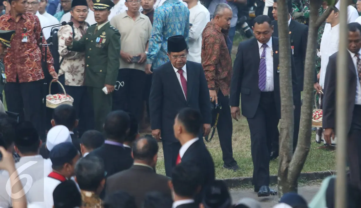 Wapres Jusuf Kalla menghadiri pemakaman Mantan Ketua Umum PBNU KH Hasyim Muzadi di Pondok Pesantren Al Hikam, Depok, Kamis (16/3). KH Hasyim Muzadi wafat setelah menjalani perawatan intensif di RS Lavalette, Jawa Timur. (Liputan6.com/Immanuel Antonius)