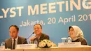 Dirut Bank BJB Ahmad Irfan (tengah), dan Direktur Keuangan Nia Kania, Pemimpin Divisi Treasury, M Asadi Budiman saat analyst meeting triwulan I di Jakarta, Jumat (20/4). BJB berhasil mencatat total aset Rp110,8 trilliun di awal tahun 2018. (Liputan6.com)