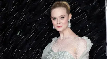 Aktris Elle Fanning berpose untuk fotografer saat menghadiri gala premiere film 'Maleficent Mistress of Evil' di London, Rabu (9/10/2019). Pemeran Aurora dalam film Maleficent itu tampil memukau dalam balutan gaun strapless panjang berwarna hijau pucat. (Photo by Grant Pollard/Invision/AP)