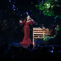 Diva pop Tanah Air Krisdayanti bangga bisa menjadi bagian dalam film Ayat-ayat Cinta 2. Seperti diketahui, sebelum film yang dibintangi oleh Fedi Nuril itu mendapuk diva pop untuk mengisi soundtracknya. (Deki Prayoga/Bintang.com)