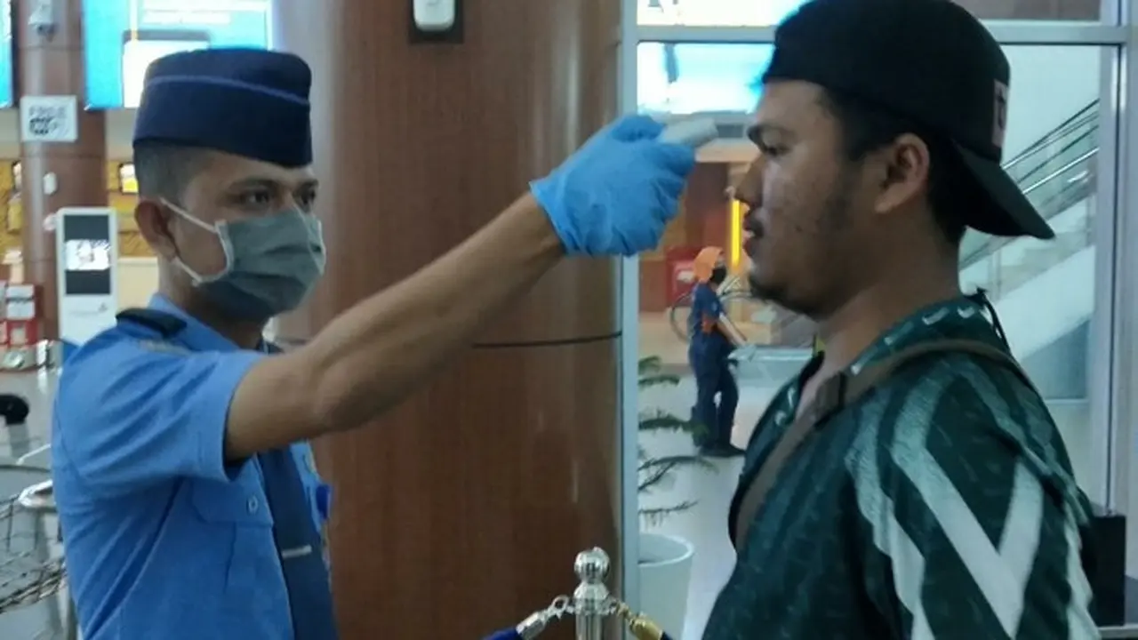 Pemeriksaan suhu tubuh di salah satu fasilitas umum di Riau untuk mengantisipasi penyebaran virus corona.
