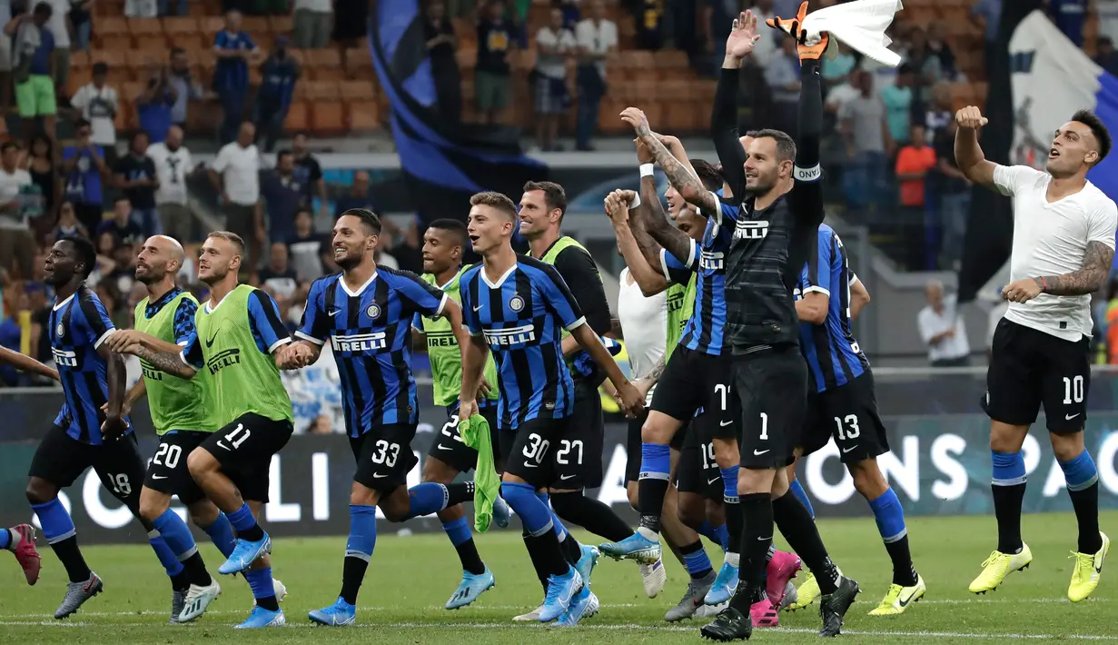Para pemain Inter Milan merayakan kemenangan atas Lecce pada laga pertama Serie A 2019/2020 di Stadio Giuseppe Meazza, Senin (26/8/2019). Antonio Conte mencatatkan debut manis usai mengantarkan Inter Milan melibas tim promosi Lecce 4-0. (AP Photo/Luca Bruno)