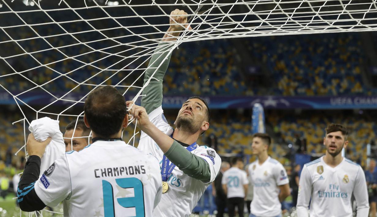 Gelandang Real Madrid, Mateo Kovacic, memotong jaring merayakan gelar juara Liga Champions ke-13 usai mengalahkan Liverpool di Stadion Olimpiyskiy, Kiev, Sabtu (26/5/2018). Madrid menang 3-1 atas Liverpool. (AP/Darko Vojinovic)