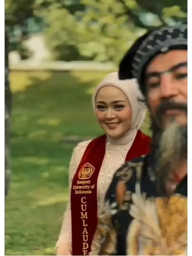 6 Potret Cecillia Gina Putri Limbad Lulus S2 MARS, Wisuda Dihadiri Keluarga