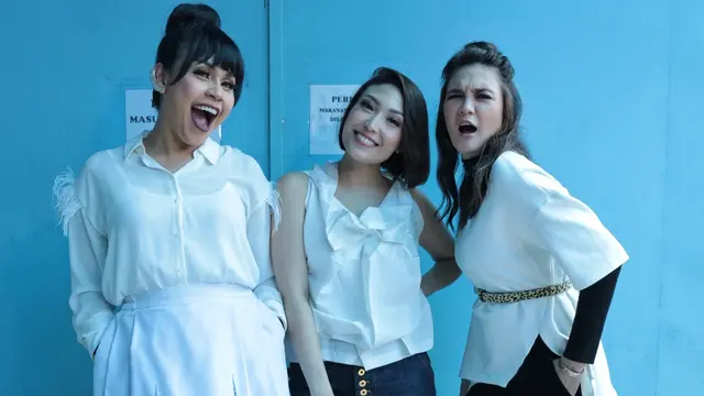 [Bintang] Luna Maya - Ayu Dewi - Melaney Ricardo