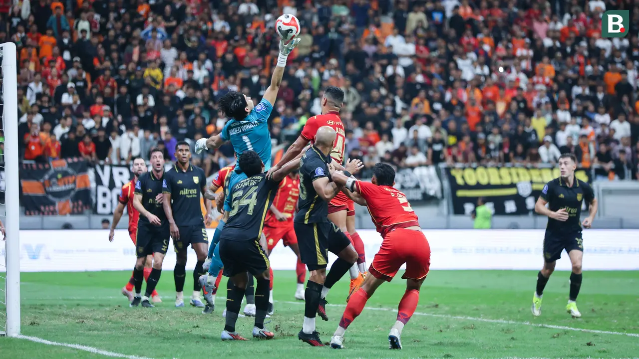Foto: Parade Aksi Duel Sengit Pemain Persija vs Borneo FC di BRI Super League
