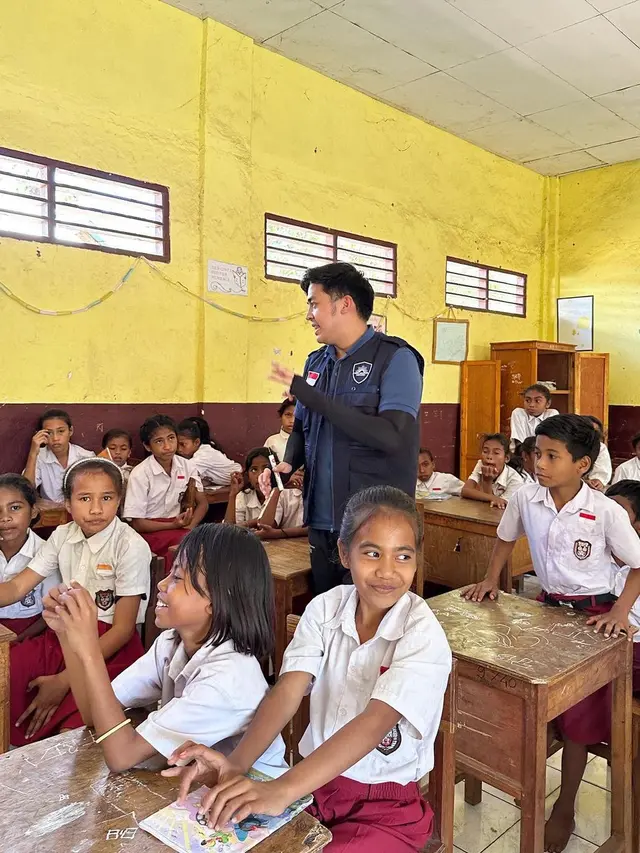 10 Momen Jerome Polin Jadi Guru Matematika di NTT, Penuh Semangat