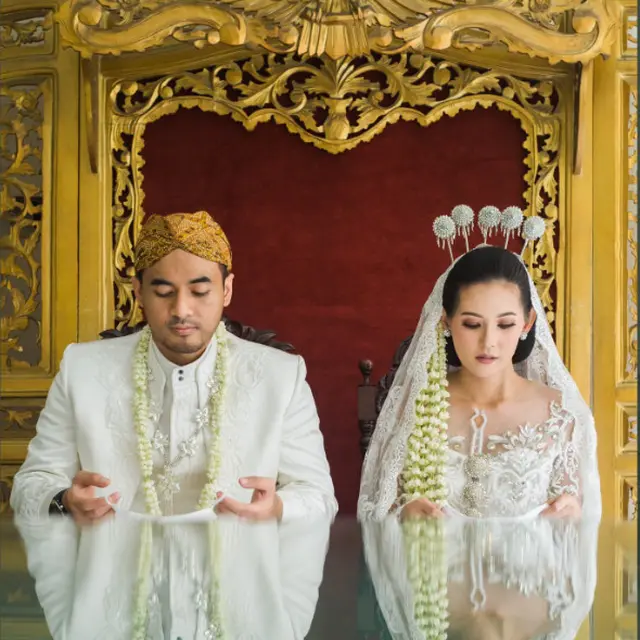 6 Hasil Foto Ciamik Pasangan Menikah di KUA, Latarnya Unik dan Antimainstream