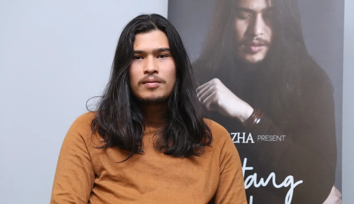 Tentang Rindu lagu baru yang baru saja diluncurkan. Lagu dengan aransemen dramatis dengan nuansa musik modern. Lagu yang memiliki syair yang dalam menyentuh hati. (Nurwahyunan/Bintang.com)