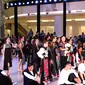 Tities Saputra lewat TS The Label x Rata rilis koleksi "Kurayami" di runway Fashion Nation 2020 di Senayan City, Jakarta, 13 Maret 2020. (Liputan6.com/Asnida Riani)