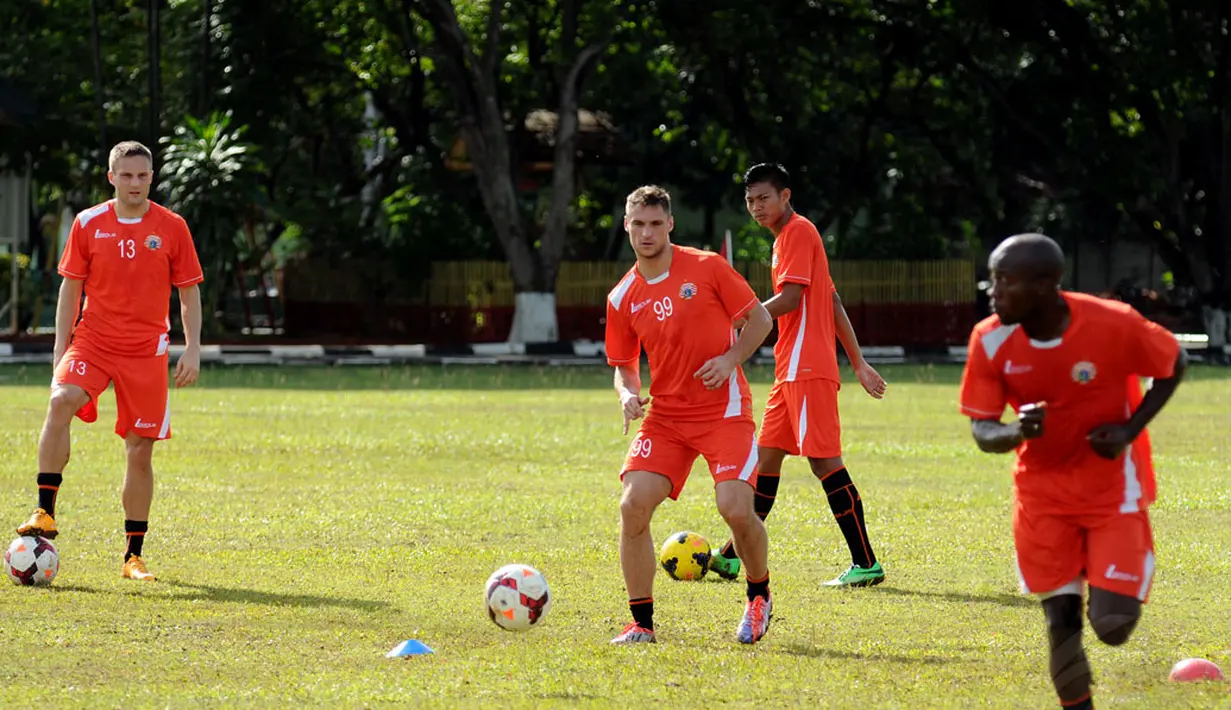 Dua pemain asing Persija Jakarta, Martin Vunk (kiri) dan Yevgeni Kabayev (kedua dari kiri) mulai ikut berlatih bersama di lapangan Yon Zikon 13/KE, Jakarta, (23/22/2014). (Liputan6.com/Helmi Fithriansyah)