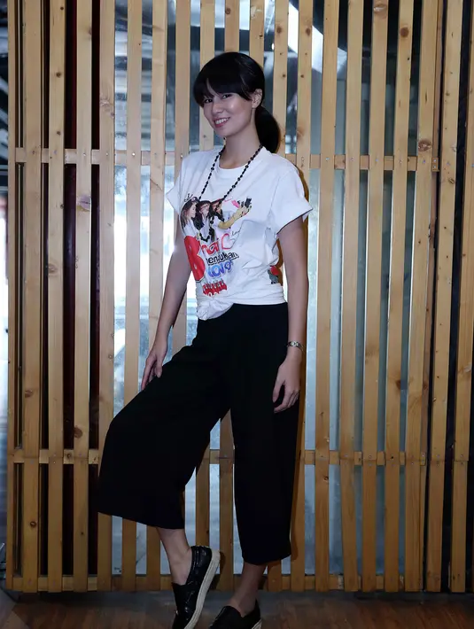 Regina mengucapkan dua kalimat syahadat sebagai tanda masuk Islam di Masjid daerah Medan, Sumatera Utara. Setelah ayahnya meninggal dunia, ia bersama keluarganya memutuskan menjadi muallaf. (Nurwahyunan/Bintang.com)