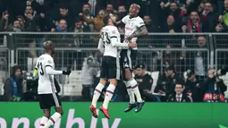 Gelandang Besiktas, Talisca (kanan) merayakan selebrasi bersama rekannya usai mencetak gol ke gawang Porto pada Grup G Liga Champions di Vodafone Park di Istanbul (21/11). Besiktas dan Porto bermain imbang 1-1. (AFP Photo/Ozan Kose)
